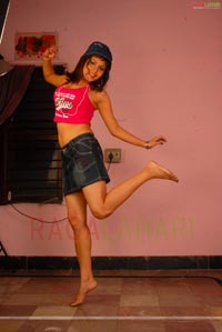 Saira Bhanu Showing Armpit