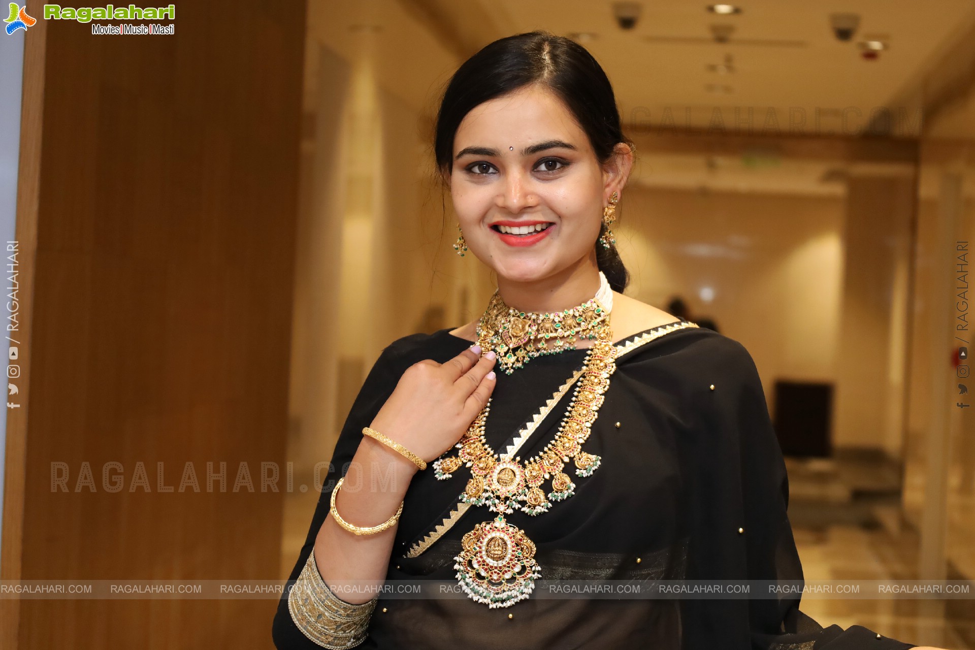 Vaanya Aggarwal at Hyd International Jewellery Show, HD Gallery