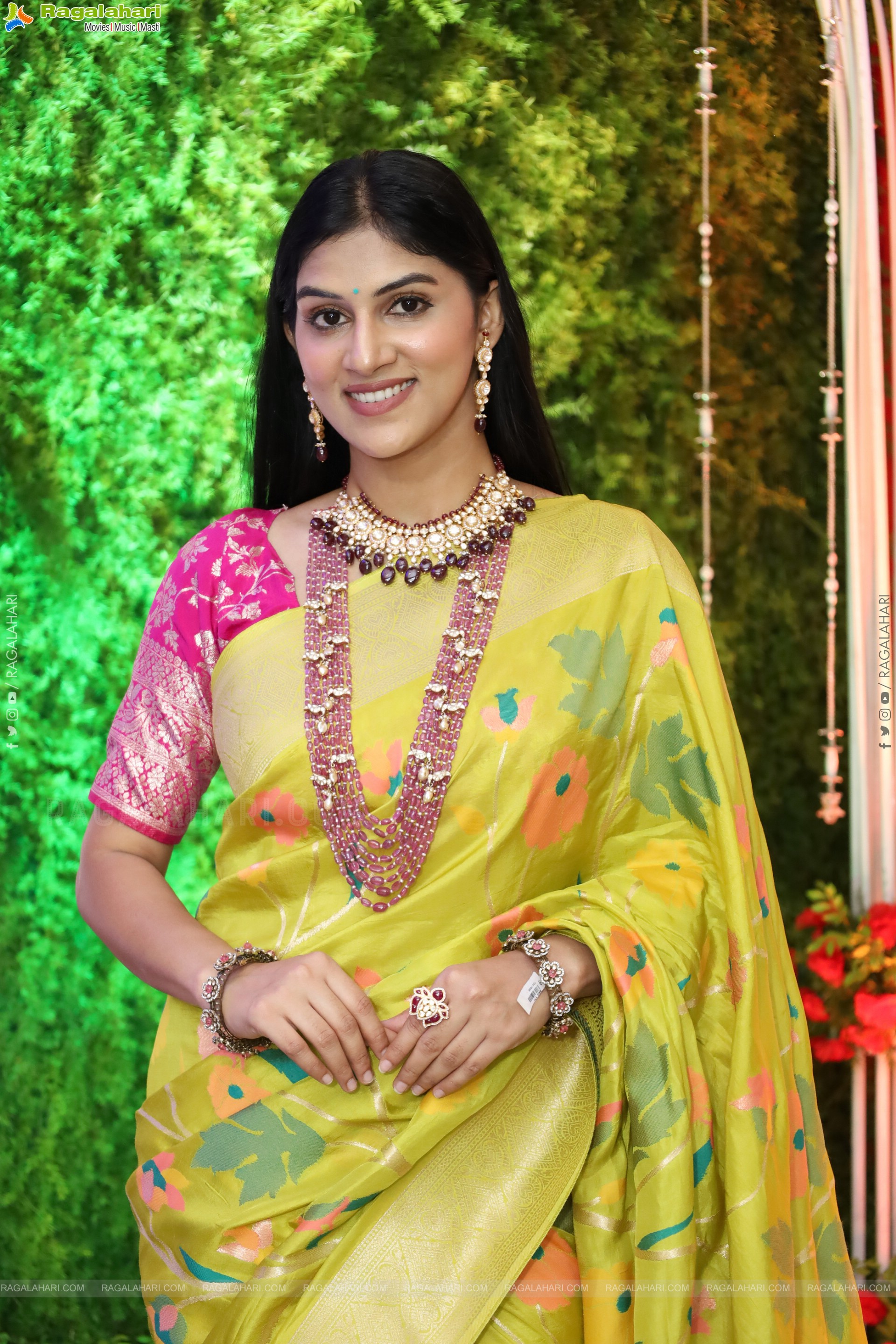 Aparna Reddy stills in Saree, HD Gallery