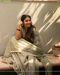 Pooja Hegde Latest Beautiful Stills in Saree, HD Gallery