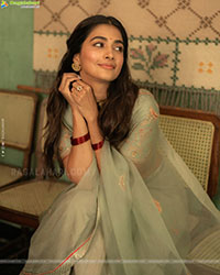 Pooja Hegde Latest Beautiful Stills in Saree, HD Gallery