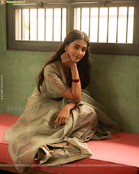 Pooja Hegde Latest Beautiful Stills in Saree, HD Gallery