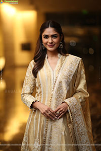 Mrunal Thakur at Dacoit Trailer Launch, HD Gallery 