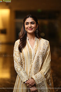 Mrunal Thakur at Dacoit Trailer Launch, HD Gallery 