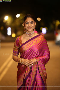 Mrunal Thakur at Dacoit Movie Pre Release Event, HD Gallery 