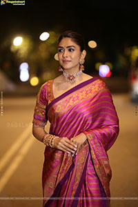 Mrunal Thakur at Dacoit Movie Pre Release Event, HD Gallery 