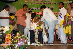 Balachander Awarded 'Pride of Indian Cinema' by Yuvakalavahini