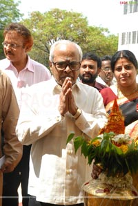 Balachander Awarded 'Pride of Indian Cinema' by Yuvakalavahini