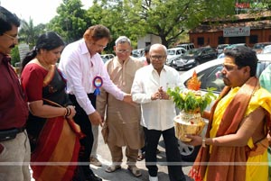 Balachander Awarded 'Pride of Indian Cinema' by Yuvakalavahini