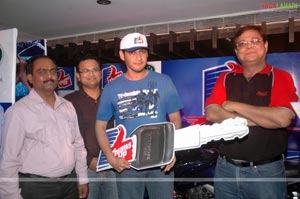 Mahesh Babu Presents Bikes to Thums Up Bike Contest Winners 