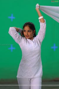 Madhavi Latha Photo Gallery from Nachchavule