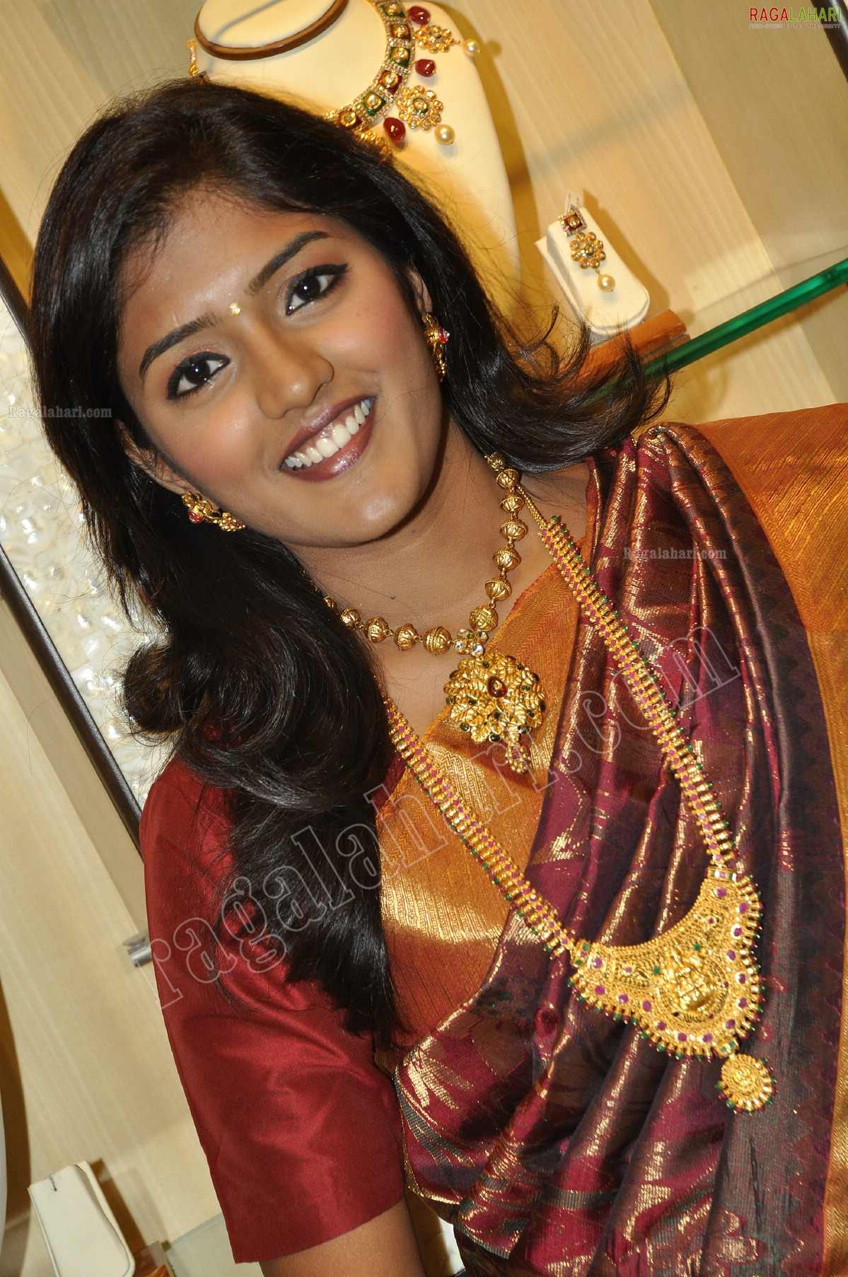 Eesha Rebba in Silk Saree and Jewellery, HD Gallery