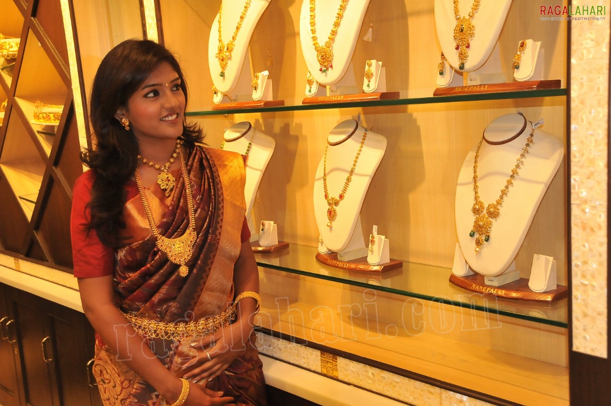Eesha Rebba in Silk Saree and Jewellery, HD Gallery