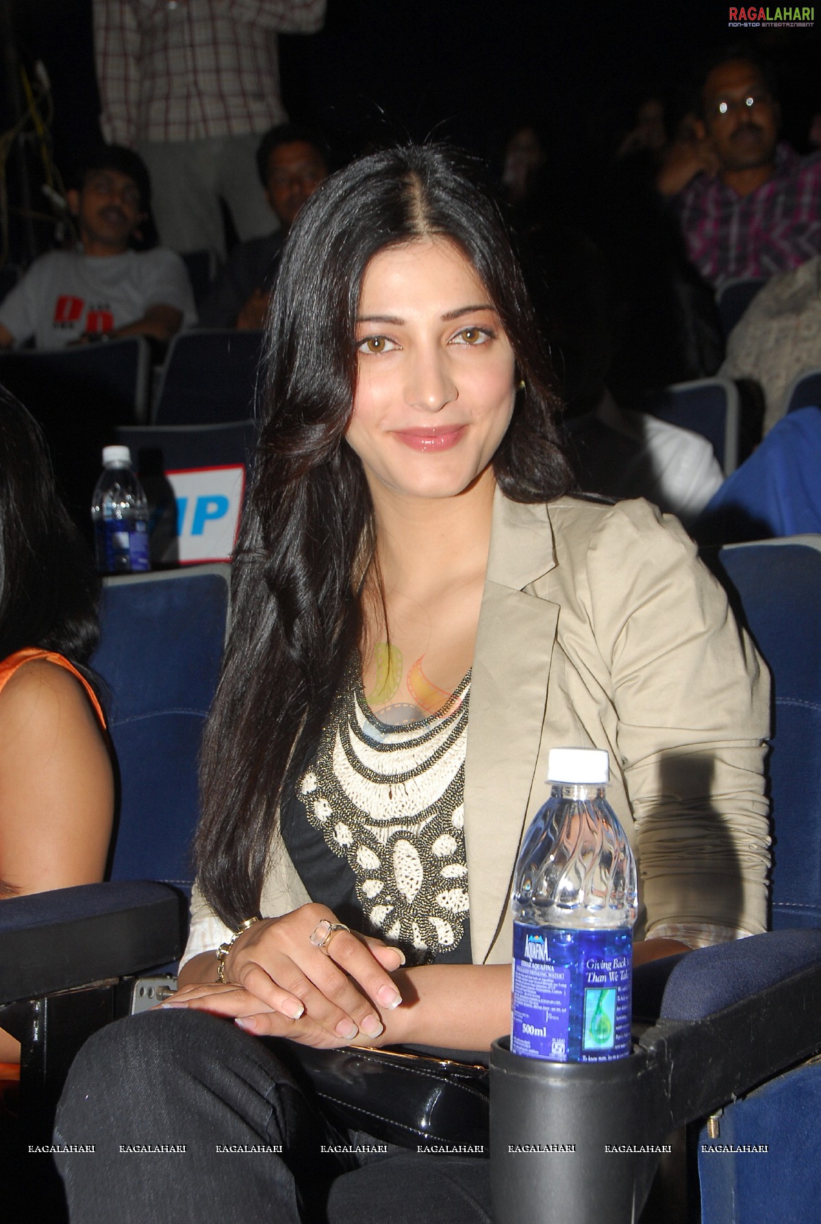 Shruthi Haasan (Hi-Res)