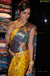 Vithika Sheru at Kalanikethan Hyderabad