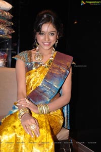 Vithika Sheru at Kalanikethan Hyderabad