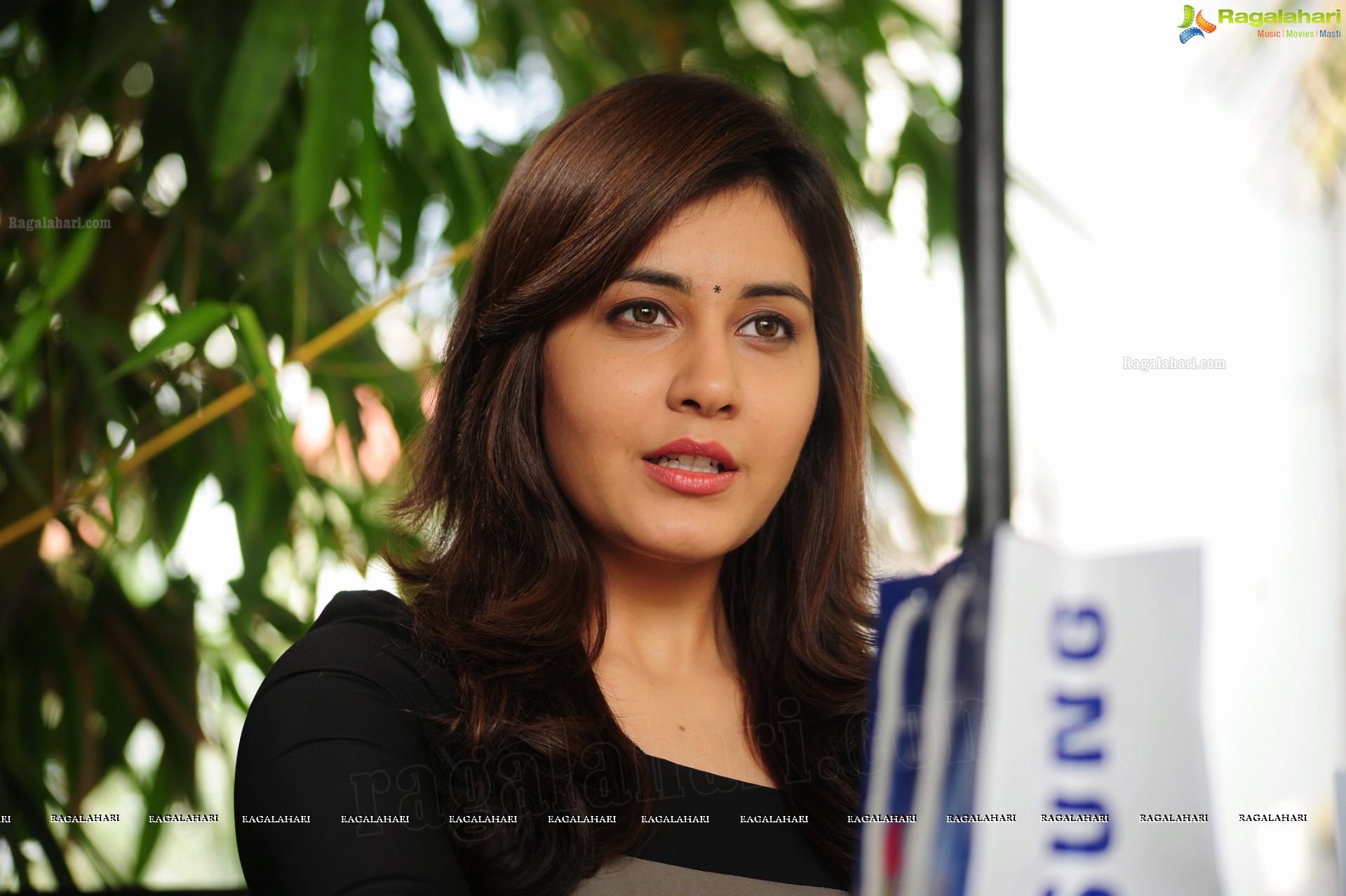 HD Photos: Gorgeous Rashi Khanna in Saree