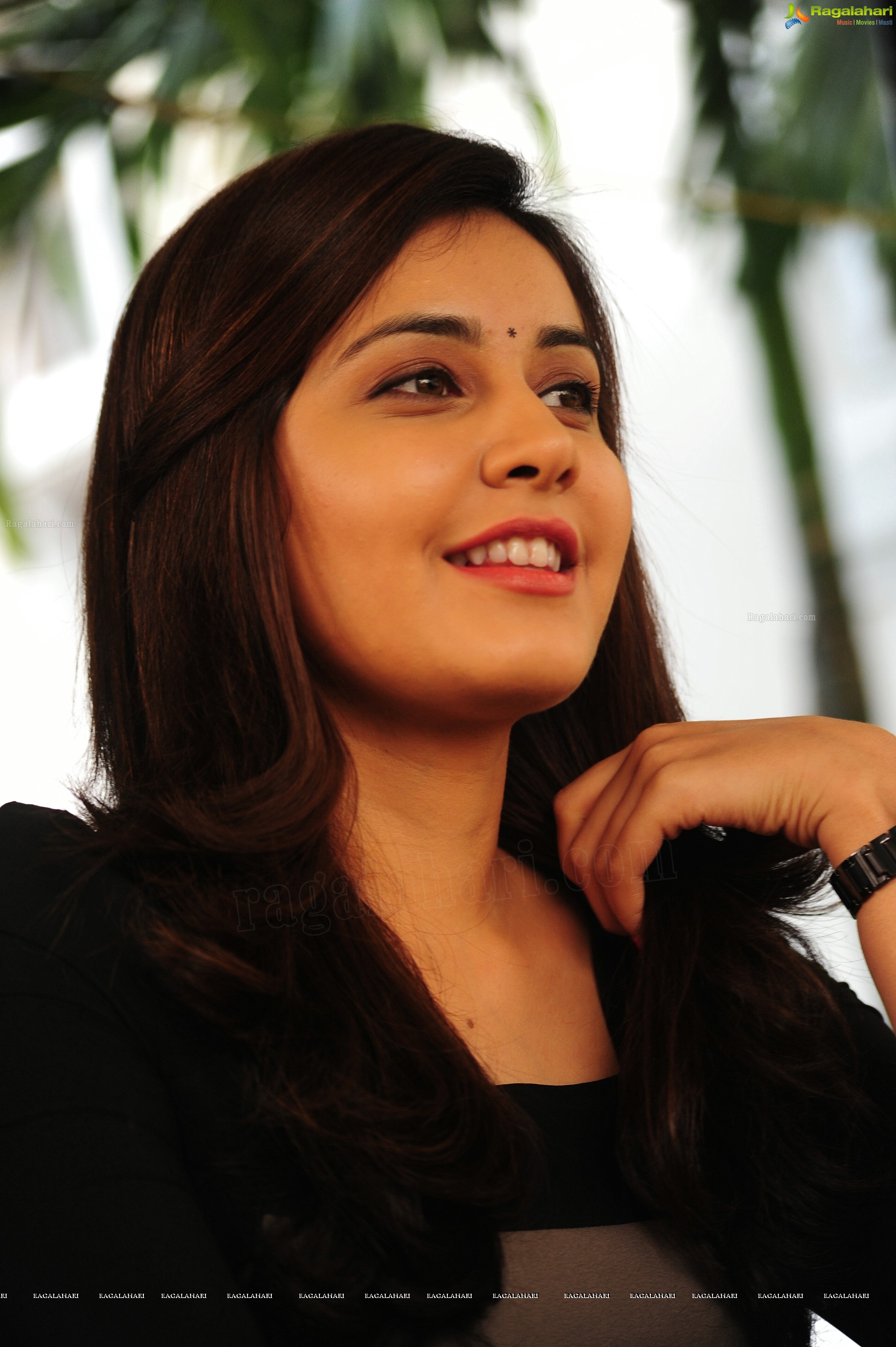 HD Photos: Gorgeous Rashi Khanna in Saree