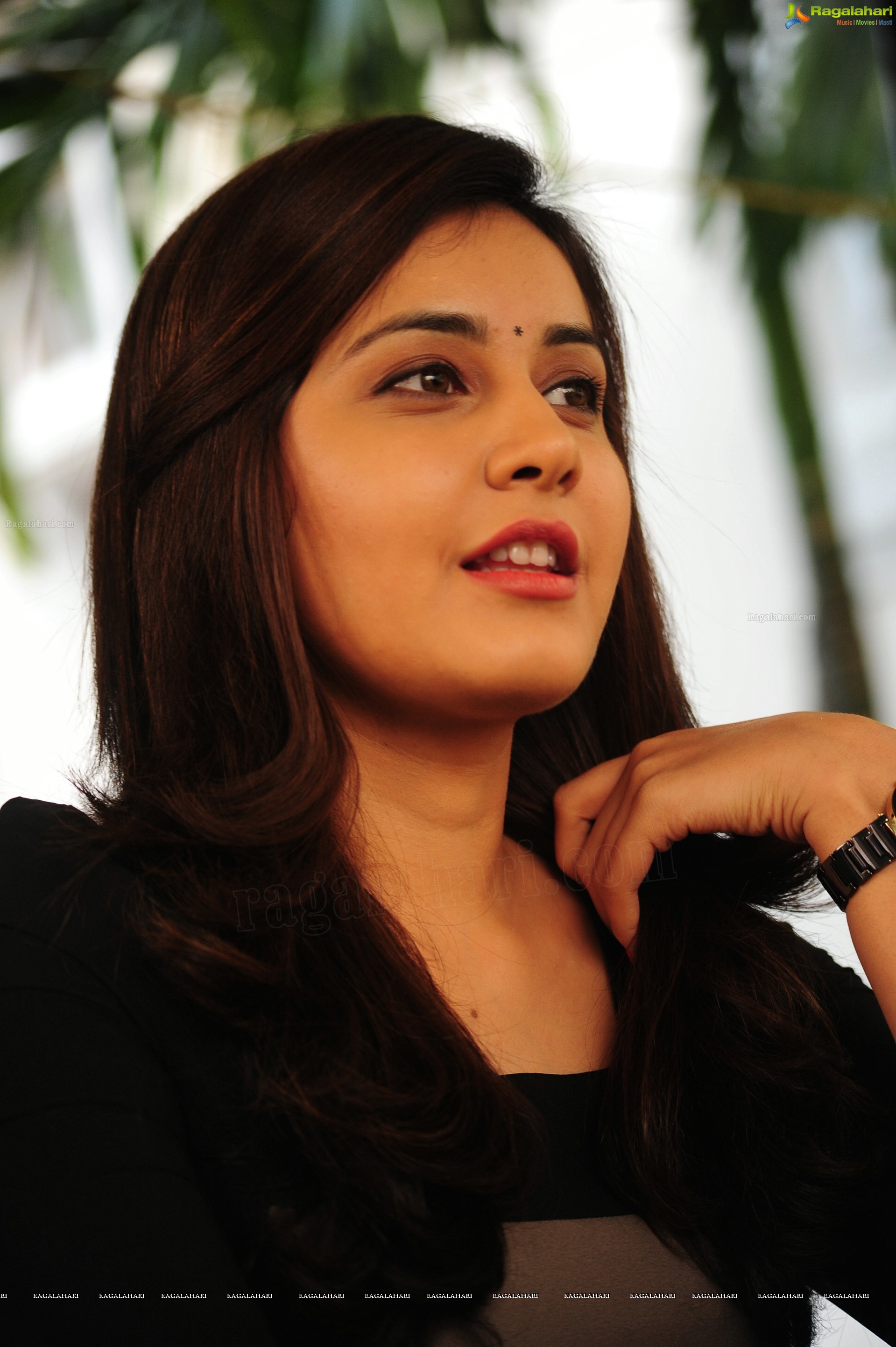 HD Photos: Gorgeous Rashi Khanna in Saree