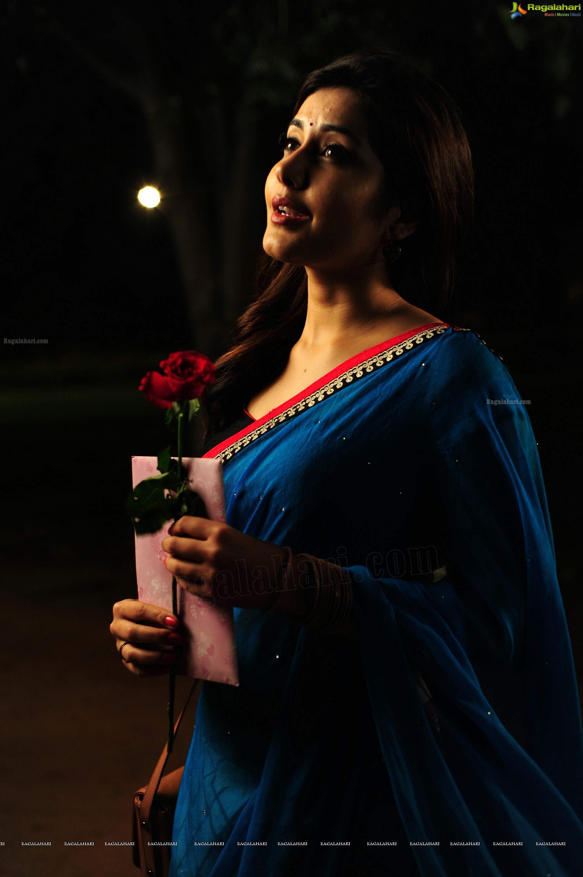HD Photos: Gorgeous Rashi Khanna in Saree