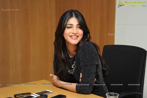 Shruti Haasan in Short Black Dress