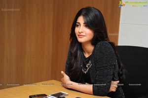 Shruti Haasan in Short Black Dress