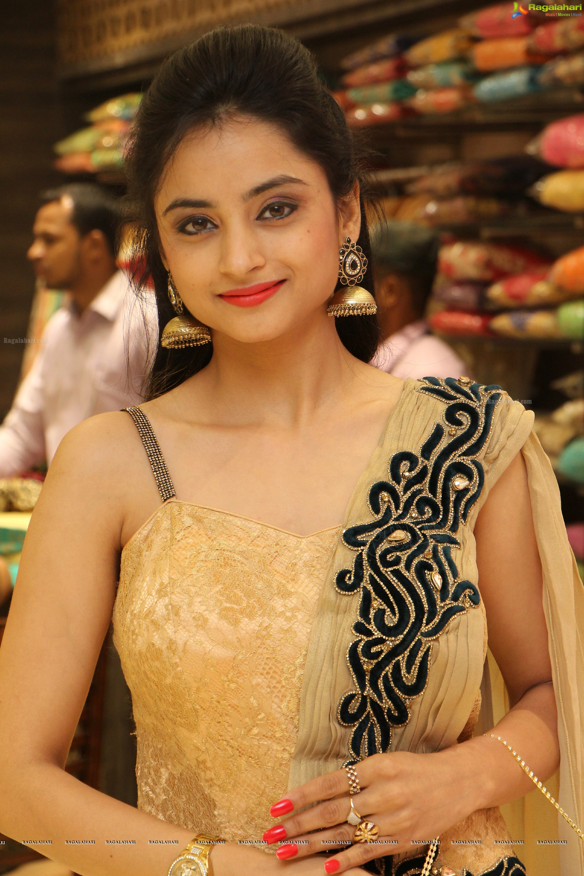 Madirakshi Mundle (High Definition)