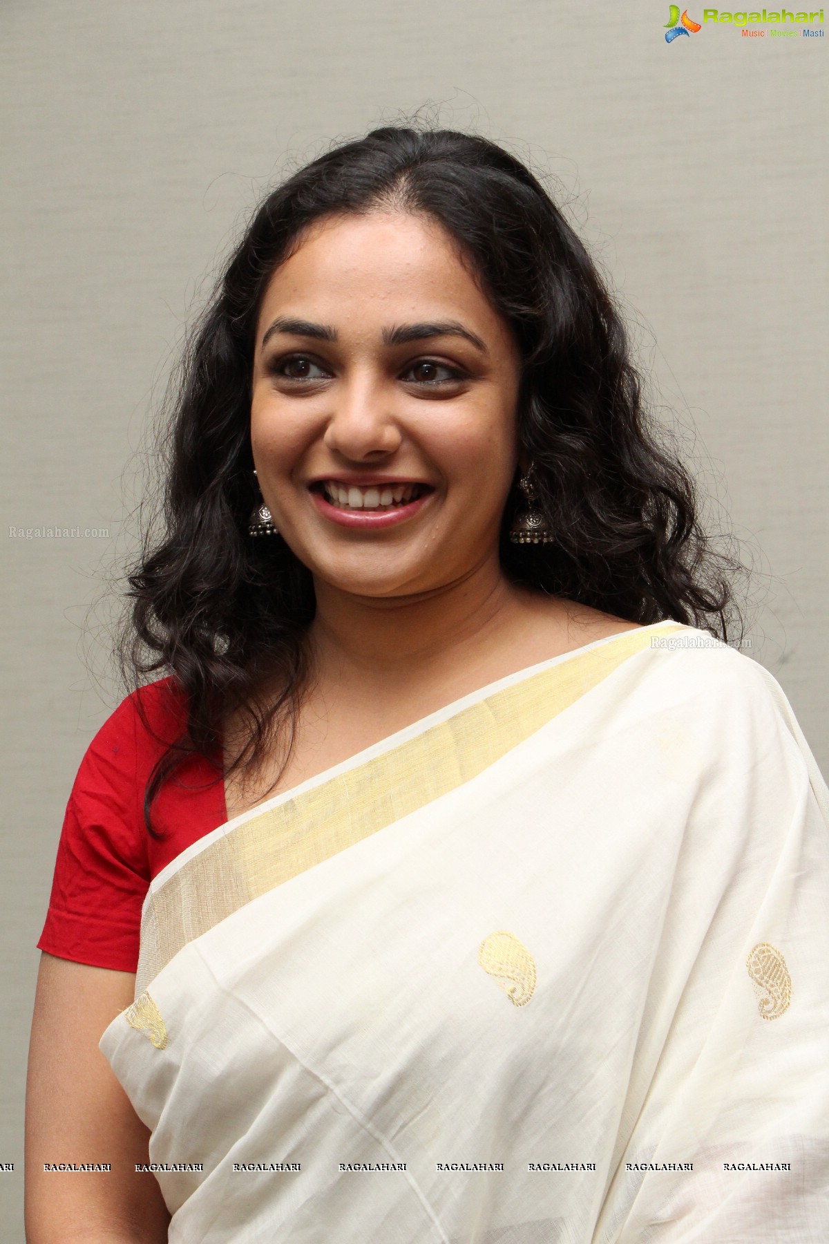 Nithya Menen at Gnana Shekar VS Art Exhibition in Hyderabad, Photo Gallery