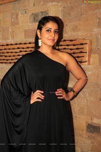 Raashi Khanna in Black Dress