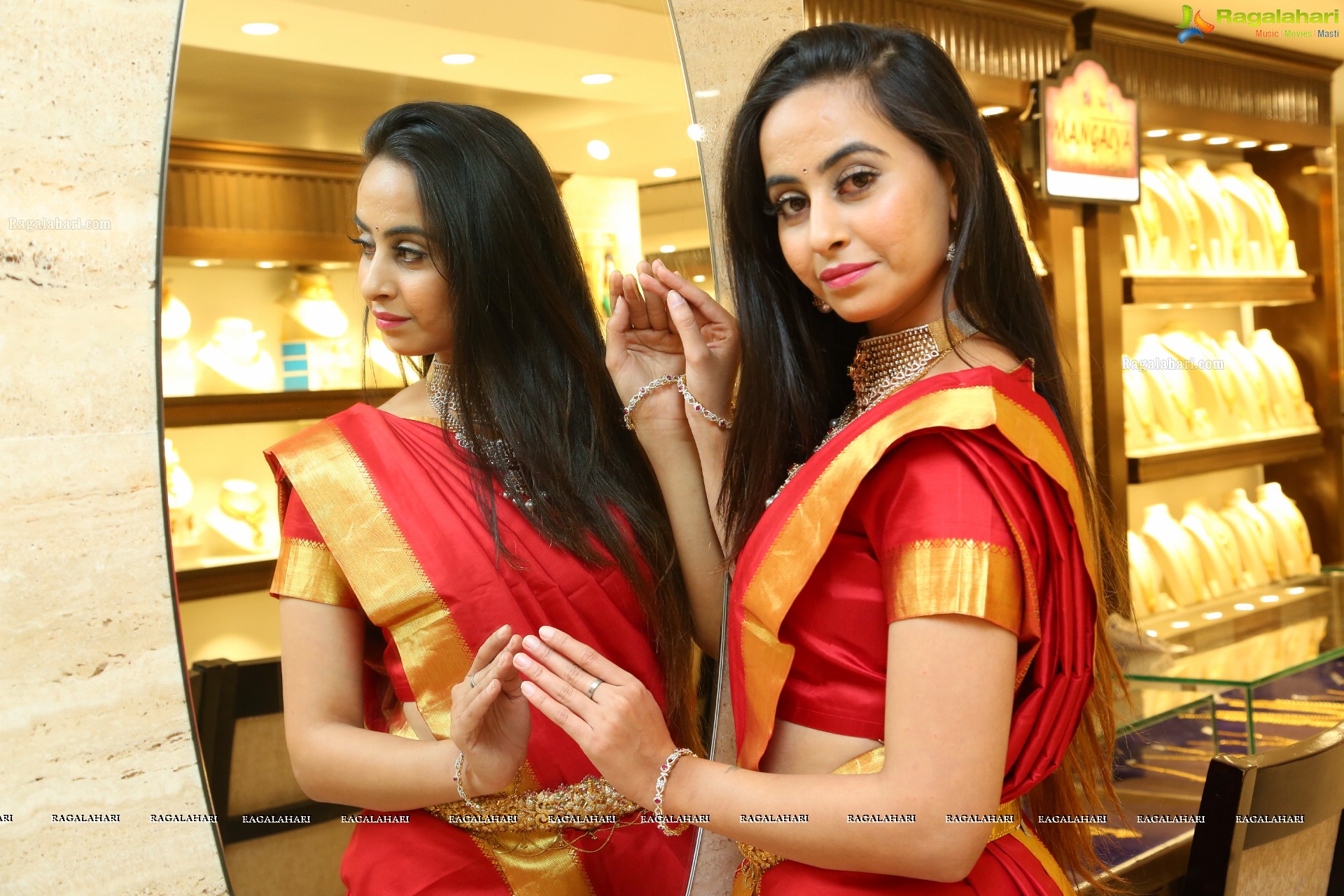 Ameeksha Amy Pawar at Gold Chainmela (High Definition)