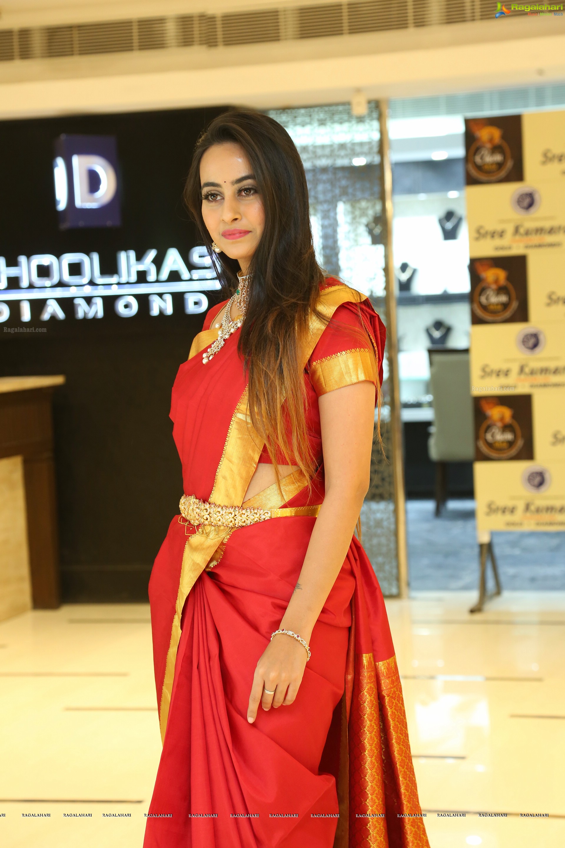 Ameeksha Amy Pawar at Gold Chainmela (High Definition)