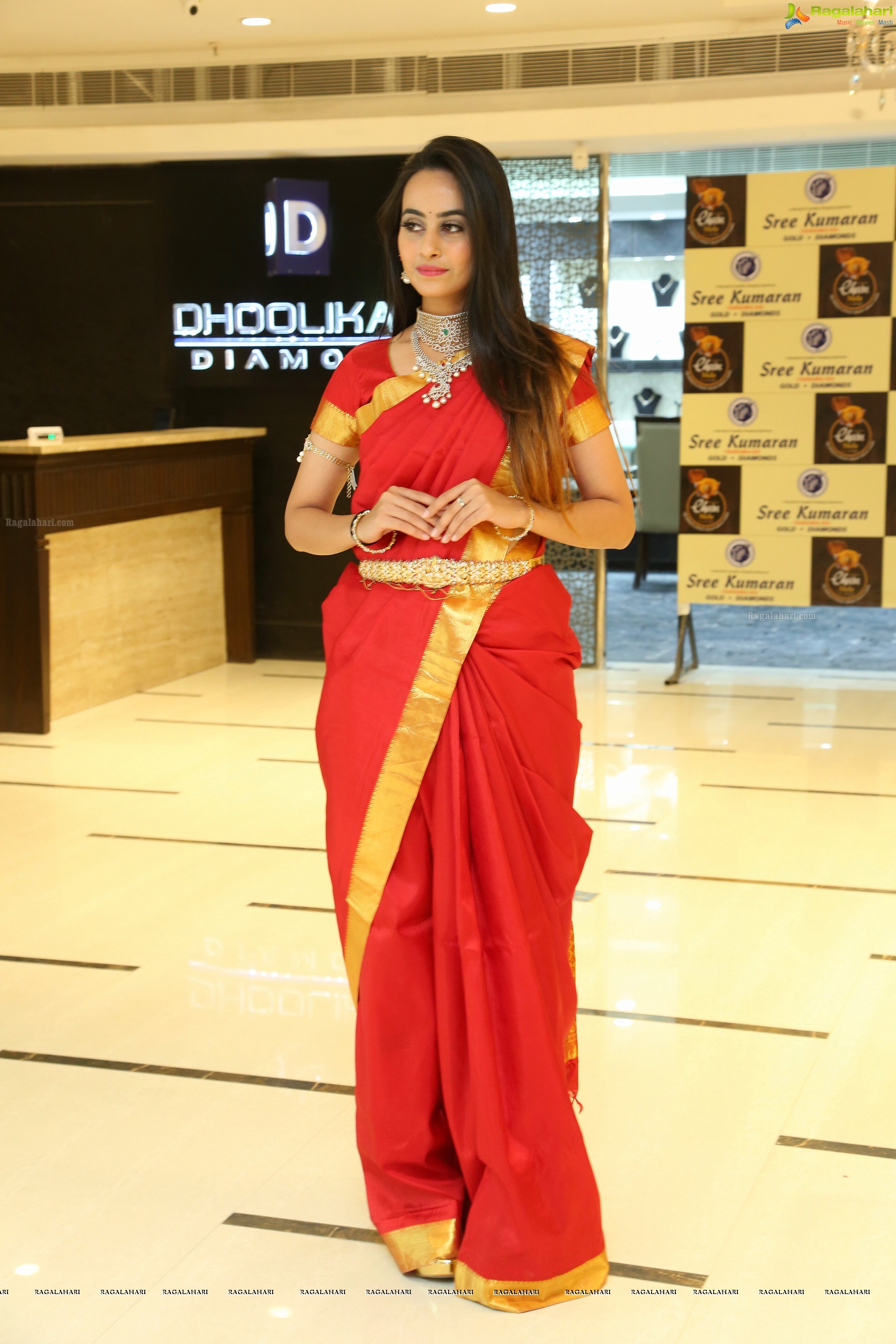 Ameeksha Amy Pawar at Gold Chainmela (High Definition)