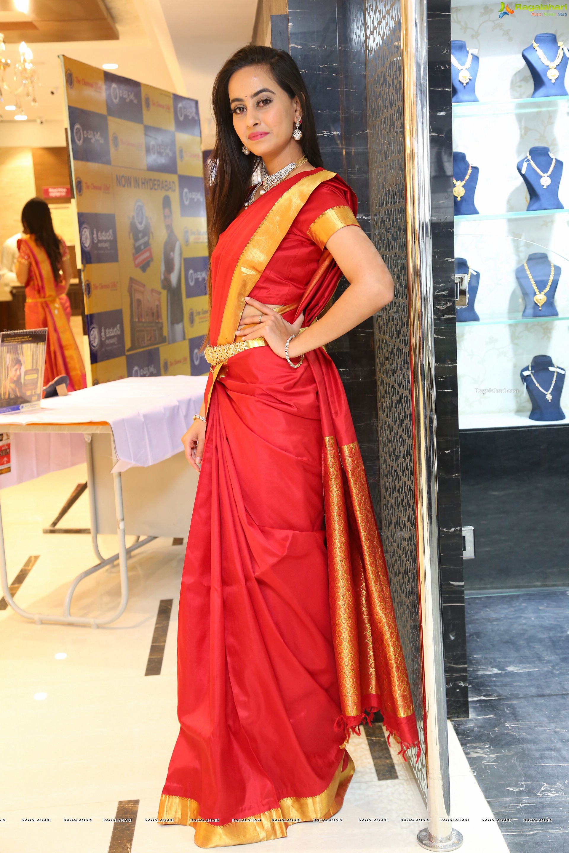 Ameeksha Amy Pawar at Gold Chainmela (High Definition)