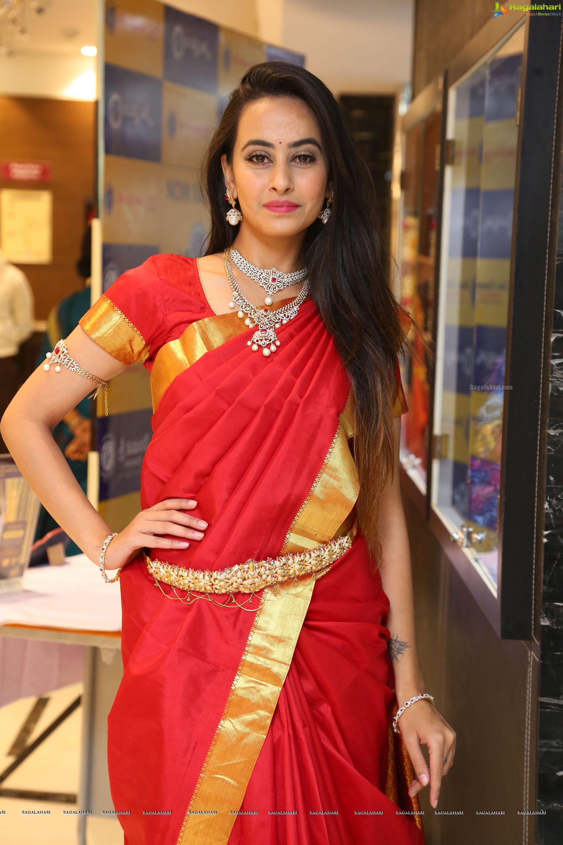 Ameeksha Amy Pawar at Gold Chainmela (High Definition)