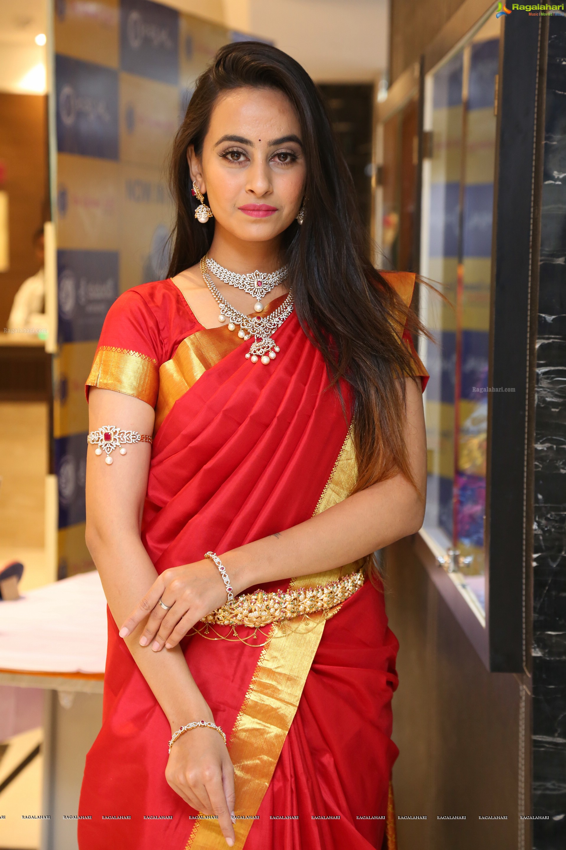 Ameeksha Amy Pawar at Gold Chainmela (High Definition)