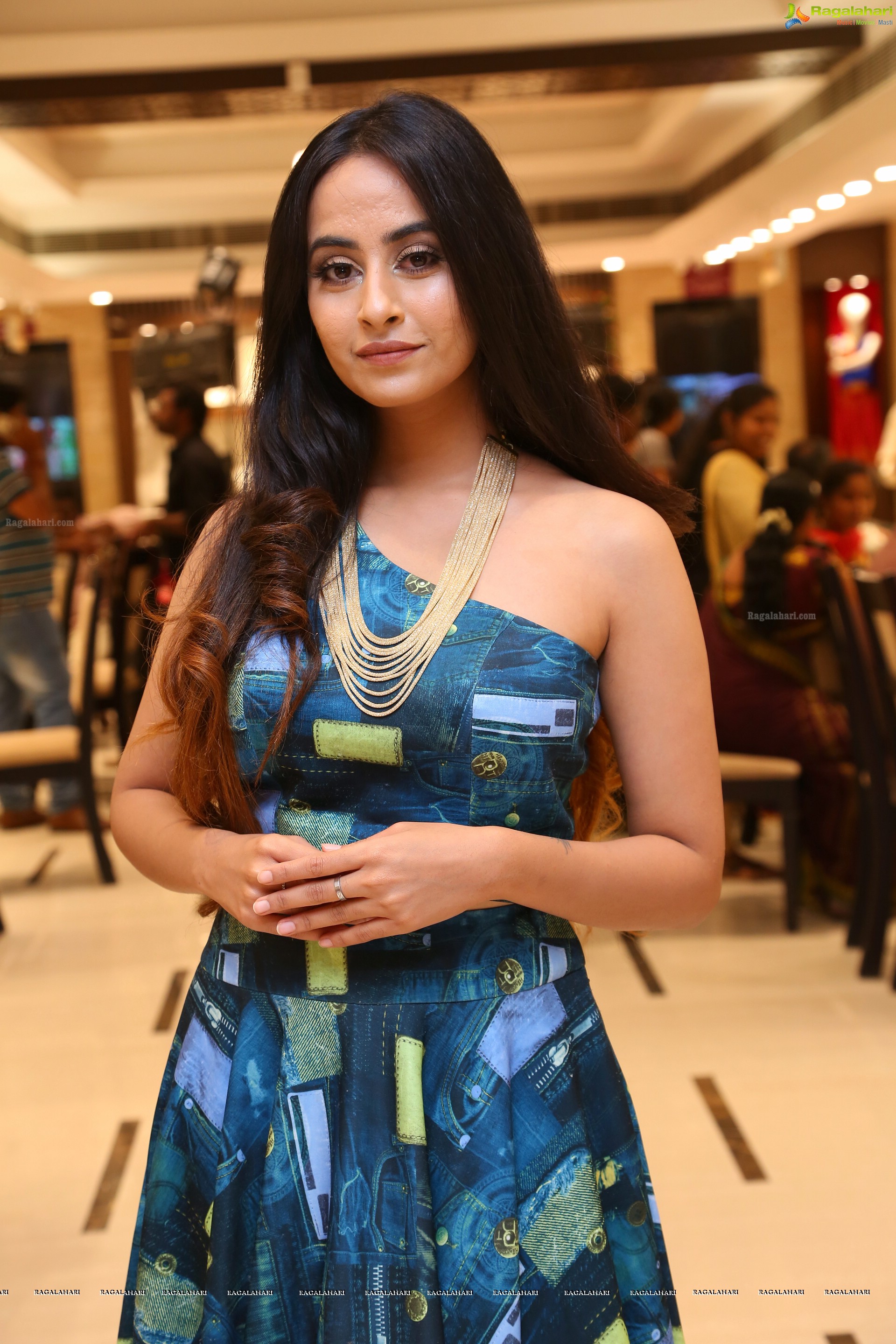 Ameeksha Amy Pawar at Chennai Silks Chain Mela (High Definition)