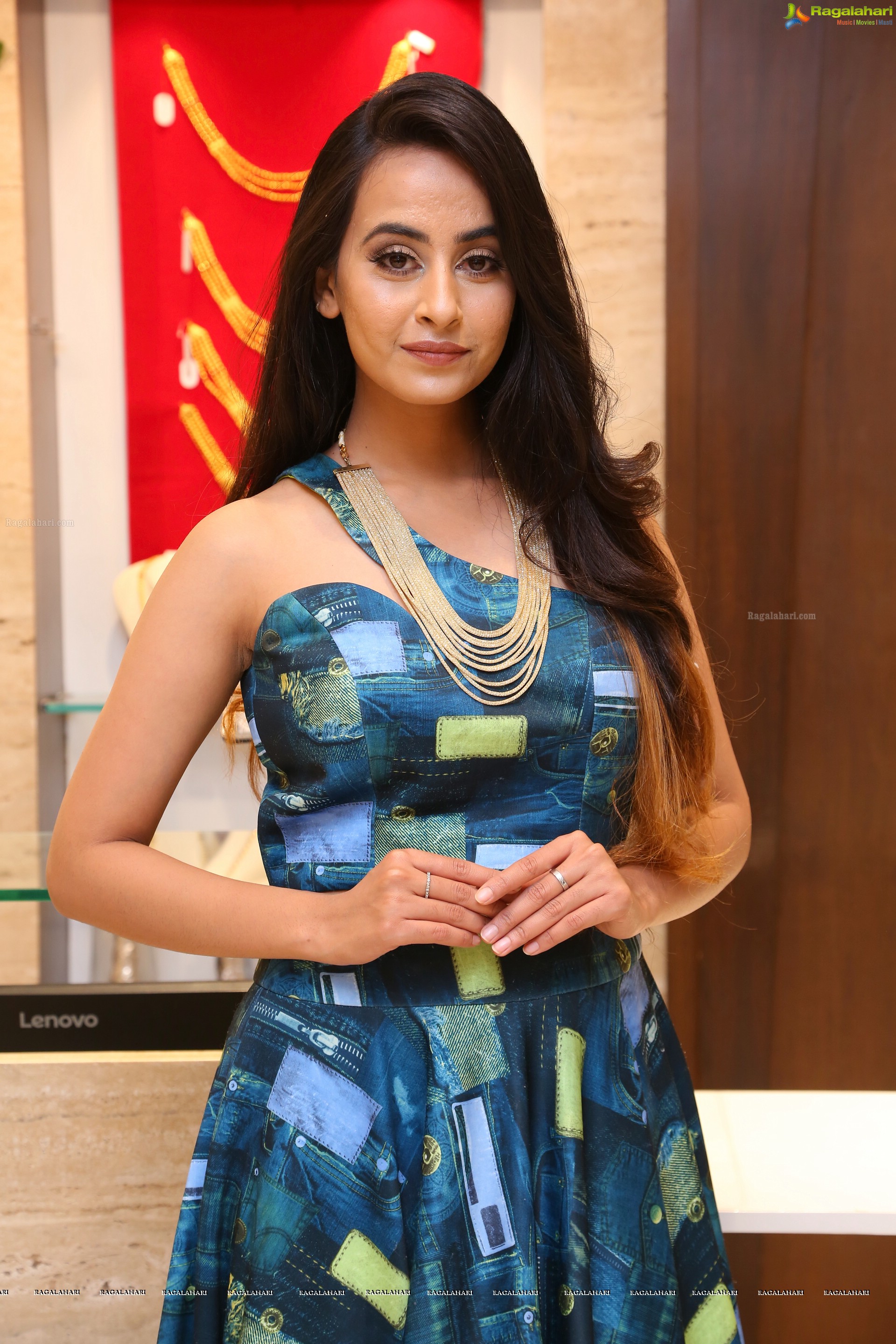 Ameeksha Amy Pawar at Chennai Silks Chain Mela (High Definition)