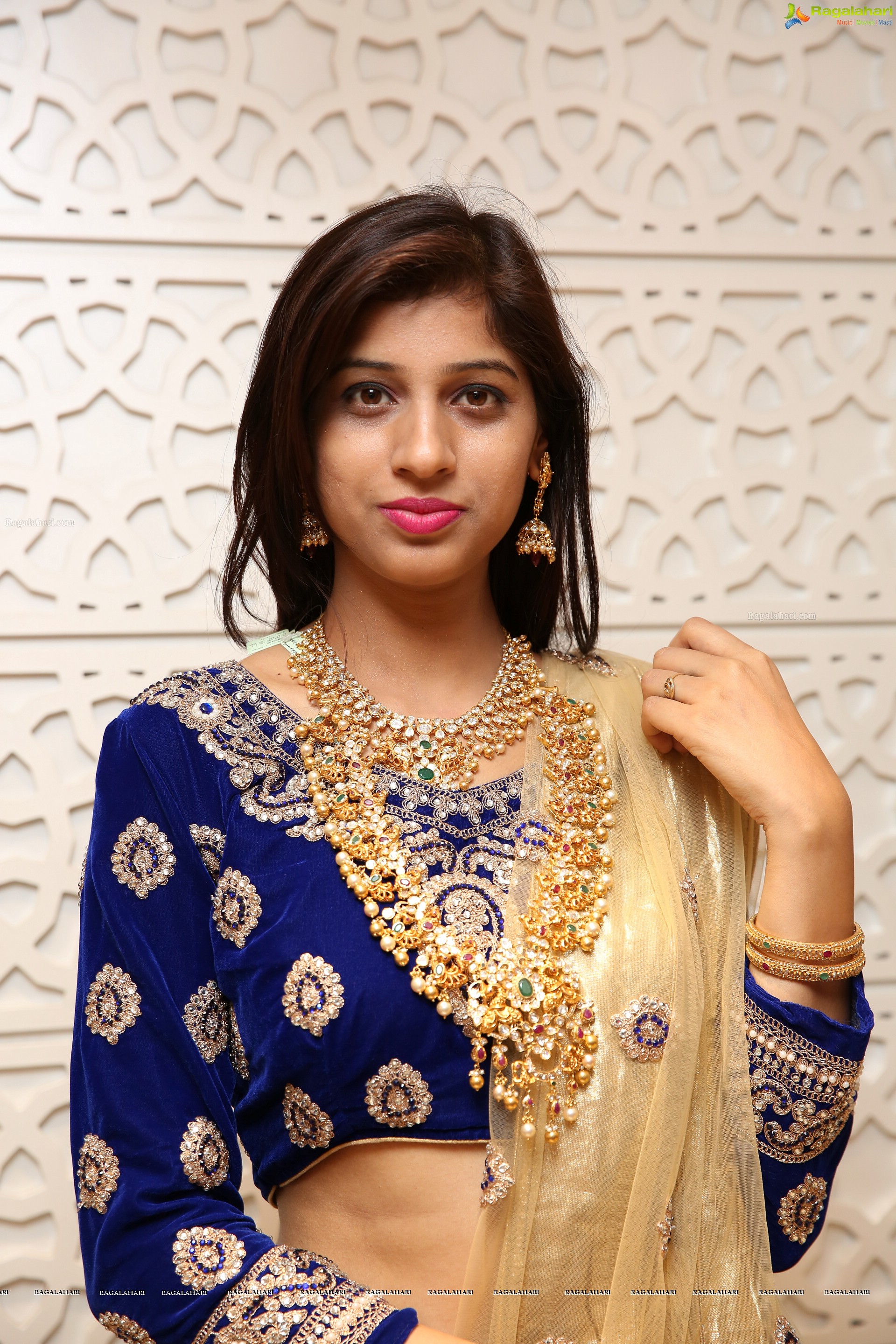 Naziya Khan at Manepally Jewellers Akshaya Tritiya 2018 Jewellery Showcase (High Definition)