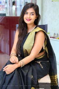 Neha Deshpande in Saree