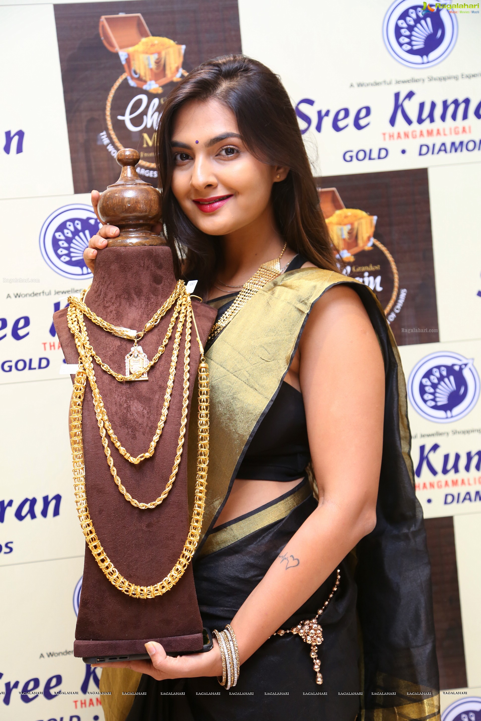 Neha Deshpande at Chennai Silks Chain Mela (High Definition)