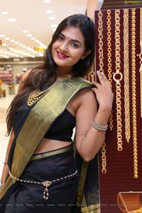 Neha Deshpande in Saree