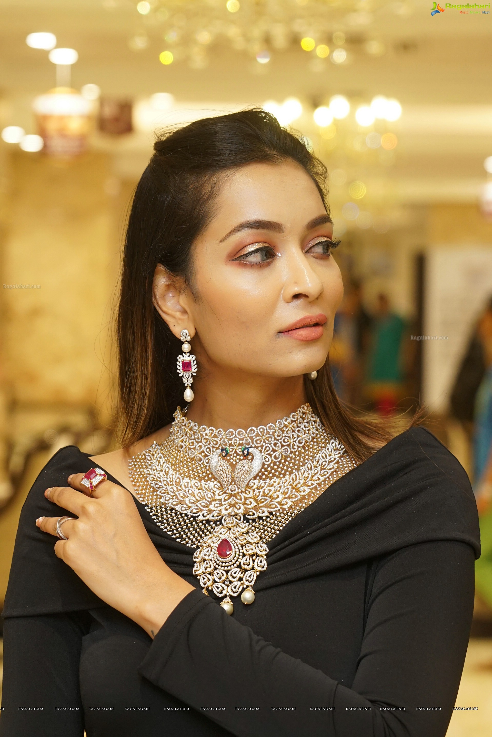 Rraxshmi Thakur at Manepally Jewellers Akshaya Tritiya 2018 Jewellery Showcase (High Definition)