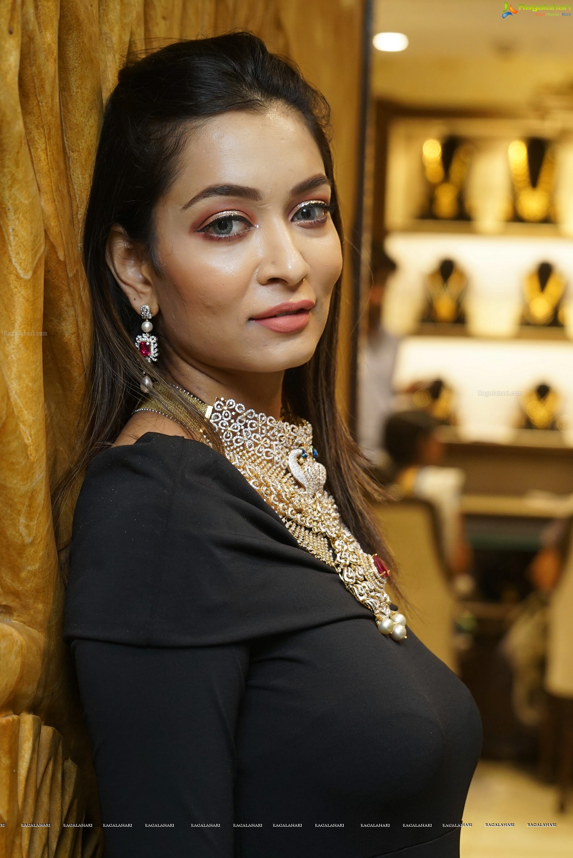 Rraxshmi Thakur at Manepally Jewellers Akshaya Tritiya 2018 Jewellery Showcase (High Definition)