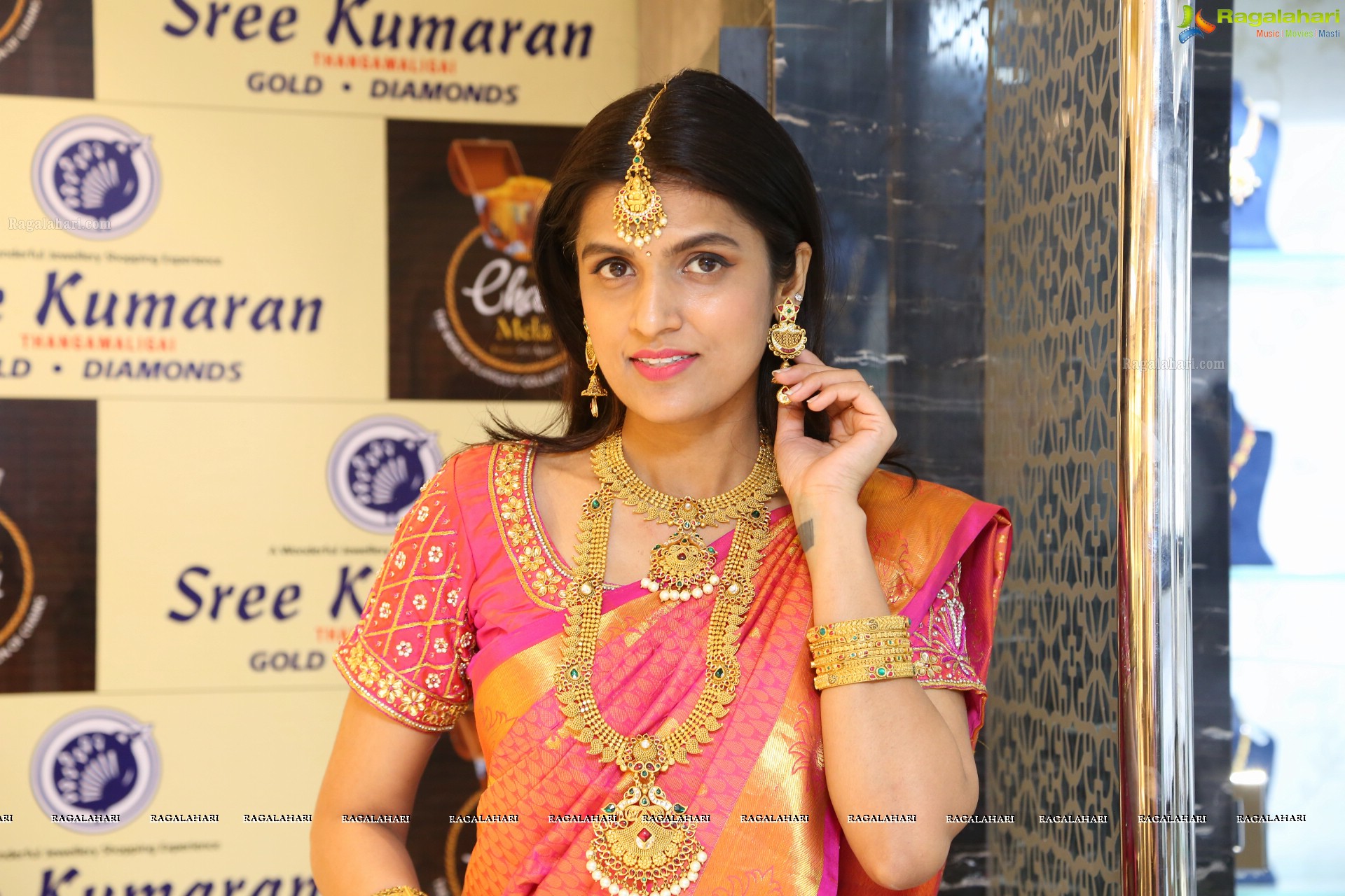 Ritu Biradar at Gold Chainmela (High Definition)