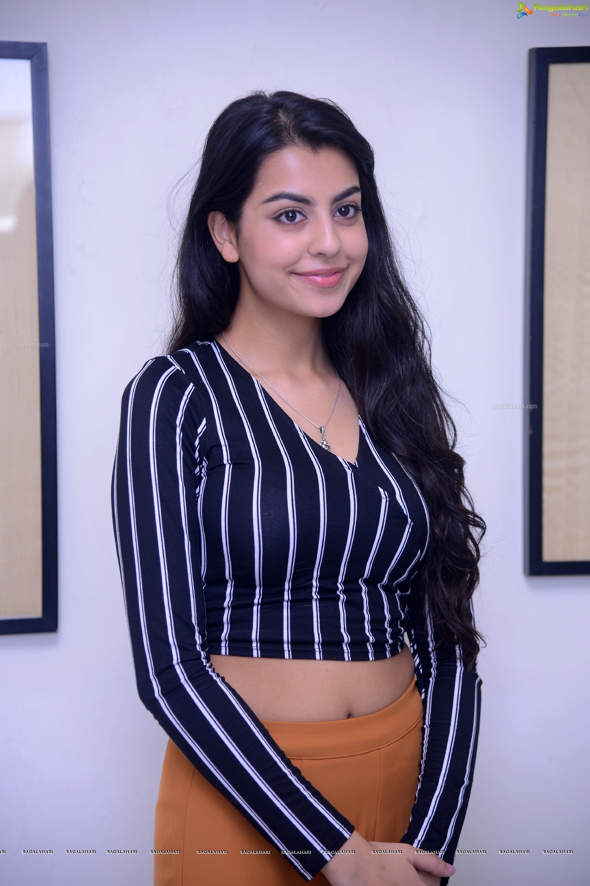 Sasha Singh at Akritti Exhibition & Sale (High Definition)