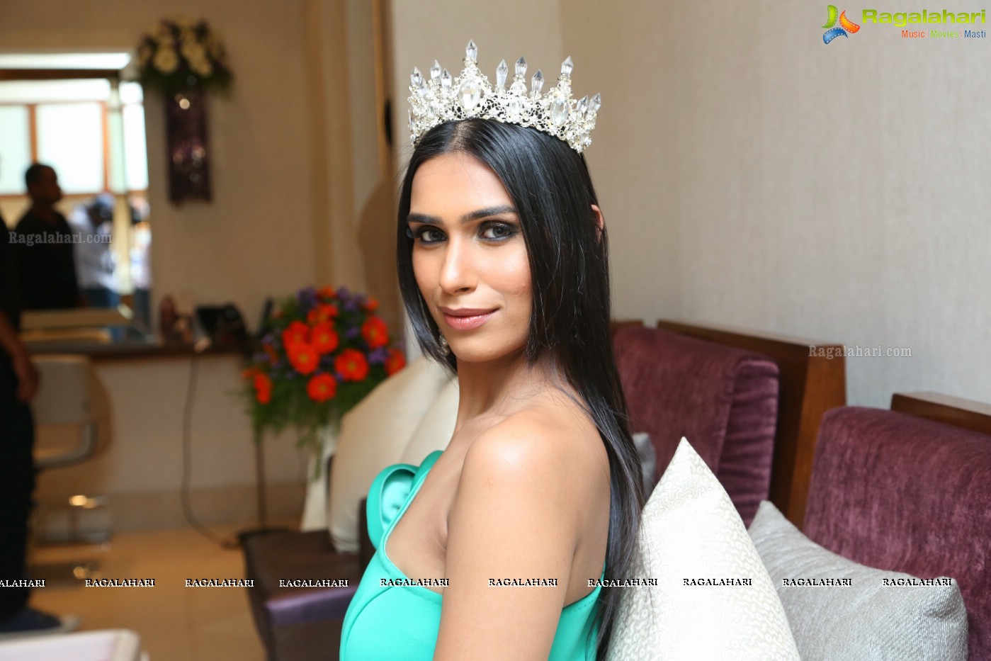 Pooja Bimrah at Zique - Luxury Unisex Salon and Spa Launch (Posters)