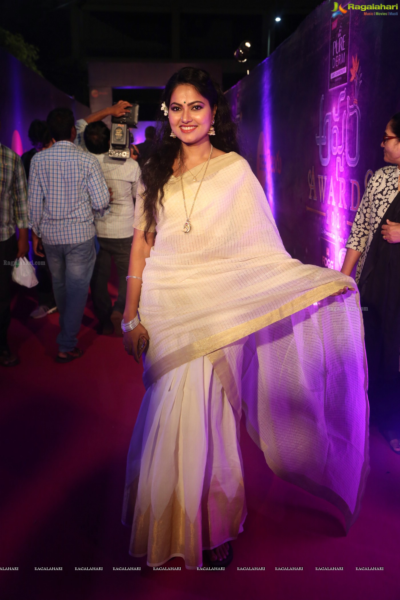 Suhasini at Zee Apsara Awards 2018 (Posters)