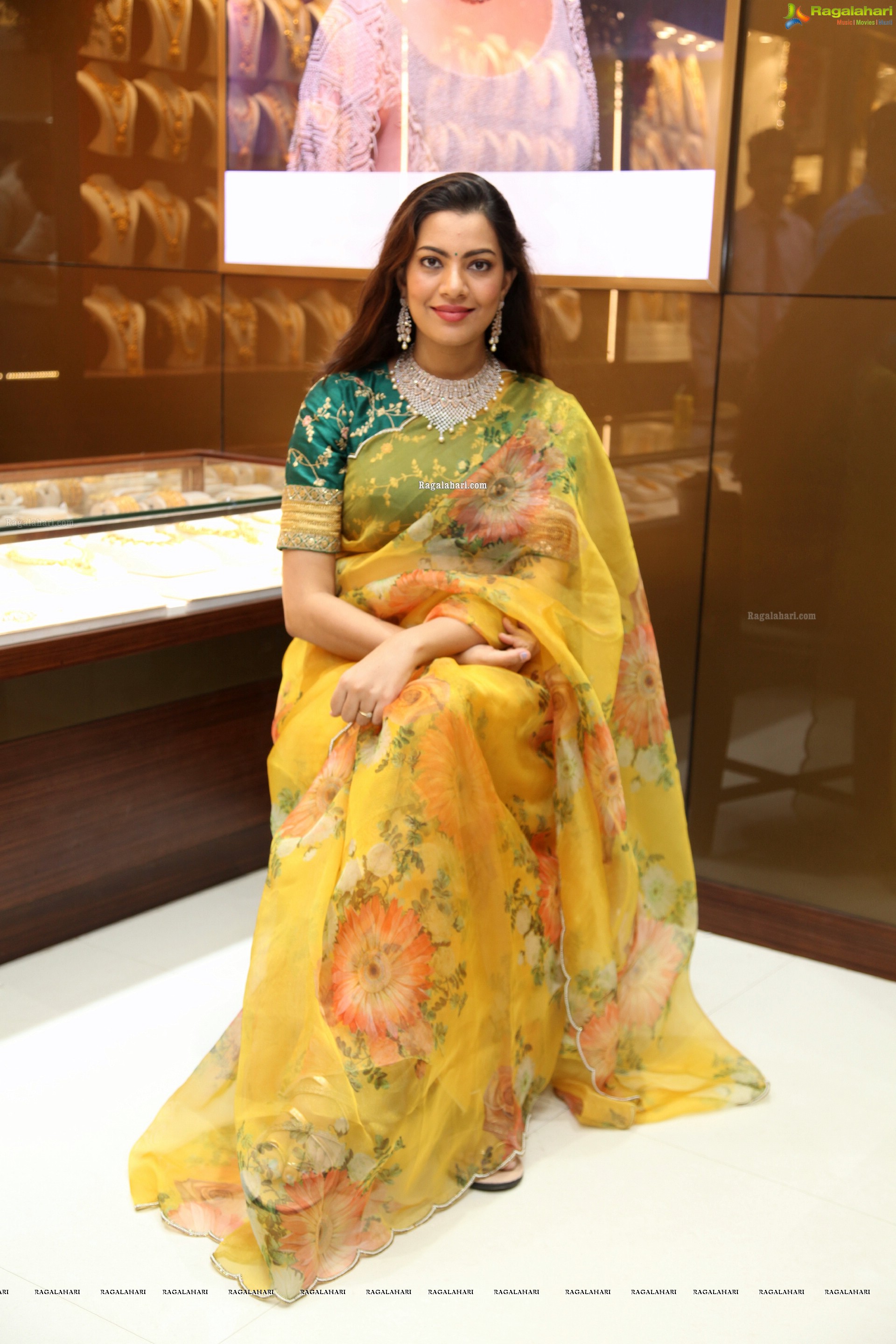 Geetha Madhuri @ Malabar Gold & Diamonds Grand Relaunch at AS Rao Nagar - HD Gallery