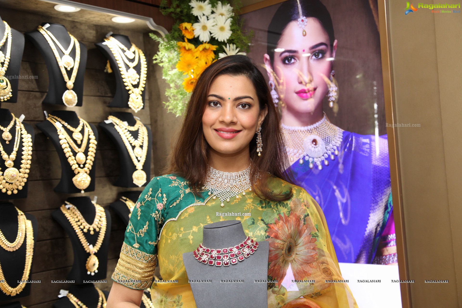 Geetha Madhuri @ Malabar Gold & Diamonds Grand Relaunch at AS Rao Nagar - HD Gallery