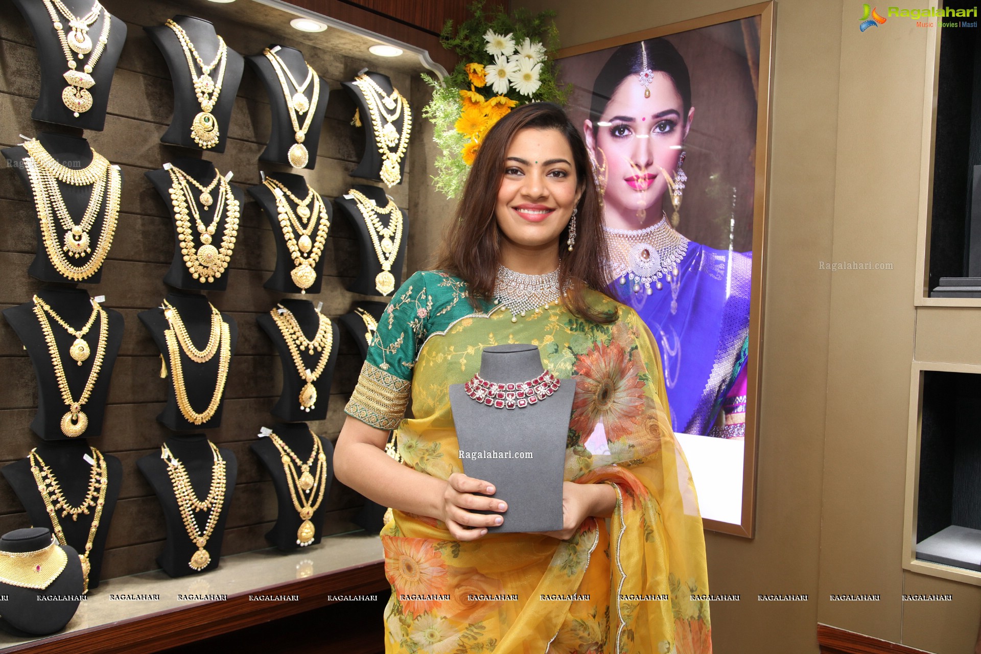 Geetha Madhuri @ Malabar Gold & Diamonds Grand Relaunch at AS Rao Nagar - HD Gallery